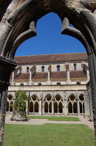 le cellier s'ouvre sur le clo&icirc;tre
